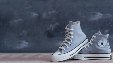Çaba harcamadan sokak giysisi stili. Şehir yaşam tarzı için klasik gri yüksek silindir Converse.