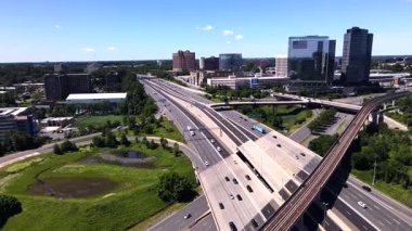 Yoğun bir şehir manzarasında gökdelenler ve otoyollar. Ulaşım otoyolları dinamik bir manzarada iş mimarisi ile birleşir.