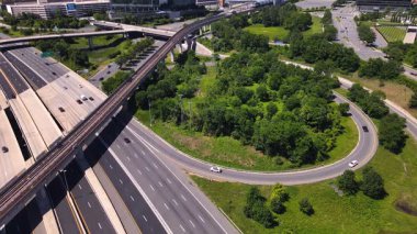 Otoyol üstgeçidinde trafik vardı. Modern otoyol kavşaklarının ve Amerika 'nın modern şehirlerinin havadan görünüşü.