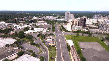 Tysons, Virginia, ABD iş bölgesinin modern yüksek binaları üzerinde insansız hava aracı uçuşu..