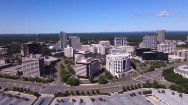 Tysons, Virginia, ABD 'deki modern yüksek binaların panoramik manzarası.