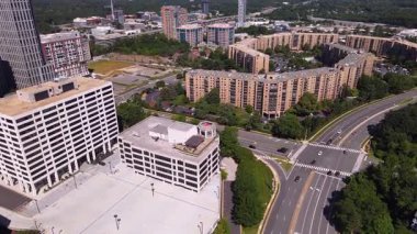 Tysons, Virginia, ABD iş bölgesinin modern yüksek binaları üzerinde insansız hava aracı uçuşu..