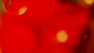 Kabarcıklı soyut sıvı turuncu renk. Makro atış. Dairesel hareket.