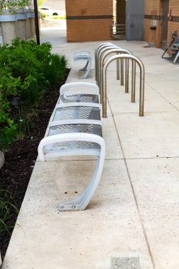 Kentsel bir alanda modern metal bank.