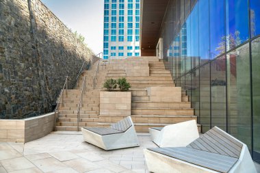 Şehirdeki dinlenme yerleri. Kentsel altyapıda modern tasarım bankı.