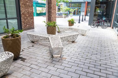 Şehirdeki dinlenme yerleri. Modern metal bank. Şehir Altyapı Tasarımı.