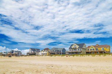 Avon, Kuzey Carolina 'nın mimarisi. Atlantik Okyanusu 'ndaki sazlıklarda sıra sıra yazlık evler..