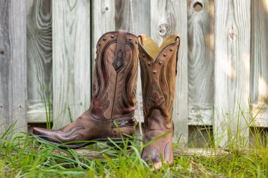 Batı Çizmesi Yakın Çekimi. Teksas tarzı çiftlik ortamında kırsal kovboy kıyafetleri..