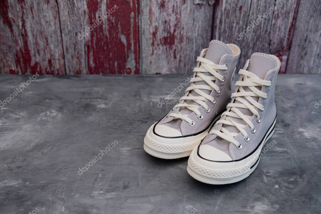 Neutral Tones, Maximum Impact. Fashionable sneakers Converse for a balanced lifestyle.