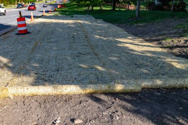 Hasır Erozyon Kontrol Örtüsü. Battaniye zemini kaplıyor..