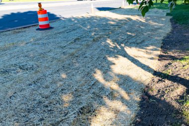 İnşaat alanında hasır battaniyeyle kaplanmış toprak erozyon kontrol battaniyesi..