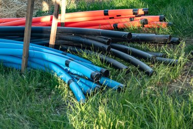 Yeraltı Ağı için Renkli Faydalı Borular. Modern altyapı kavramı.