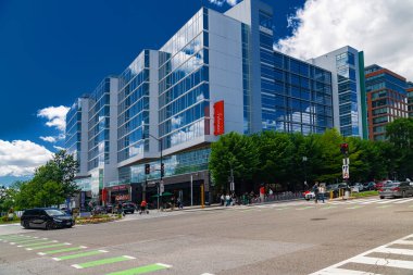 Washington, DC şehir merkezinde yeniden canlandı. Arabalar ve yayalar modern ve tarihi yapıların karışımına karşı