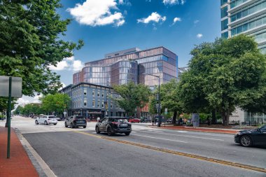 Washington, DC şehir merkezinde yeniden canlandı. Arabalar ve yayalar modern ve tarihi yapıların karışımına karşı