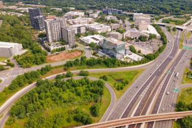 Tysons, Virginia 'daki otoyol ağı. Modern yollar şehir mimarisiyle buluşur.