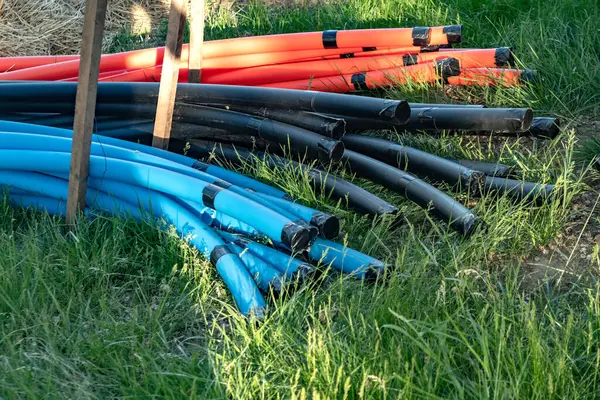 Yeraltı Ağı için Renkli Faydalı Borular. Modern altyapı kavramı.