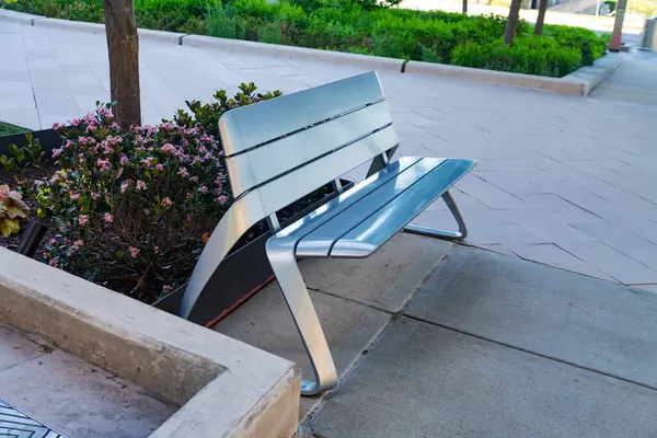 Kaldırımın kenarındaki modern metal bank. Şehir Altyapı Tasarımı.