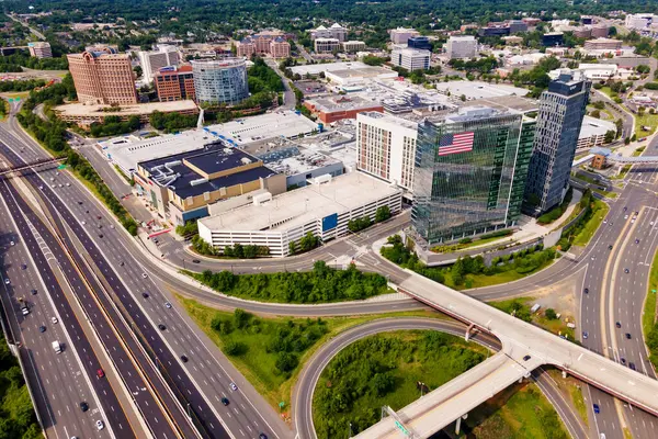 Tysons 'ın iş bölgesinin havadan görüntüsü. Yollar, binalar ve şirket ofisleri..