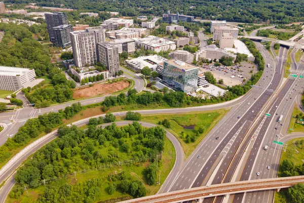 Tysons, Virginia 'daki otoyol ağı. Modern yollar şehir mimarisiyle buluşur.