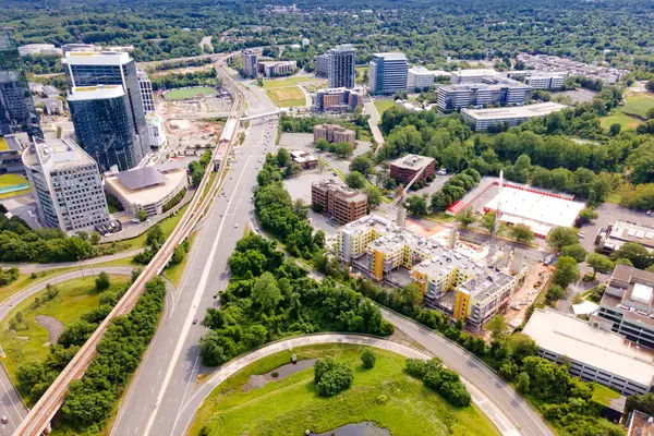 Tyson şehir manzarası yukarıdan. Gökdelenler ve eyaletler arası sistem