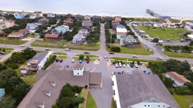 Avon, Kuzey Carolina, civardaki Avon iskelesine bakıyor. Sahilde büyük evleri var. Bir İHA 'dan hava görüntüsü.