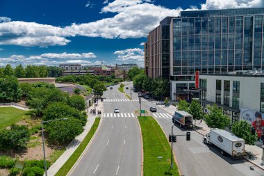 Washington DC 'de modern mimari. Parlak mavi gökyüzünün altında, işlek sokakları ve yeşil ağaçları olan canlı bir şehir.