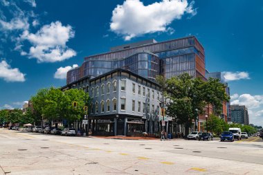 Washington DC 'de yoğun kavşak. Modern gökdelenler ve tarihi yapılar arasında arabalar ve yayalar