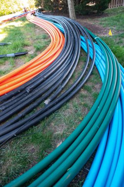 Şehrin bir caddesinde kablolar yeraltına yerleştirilmeye hazır.