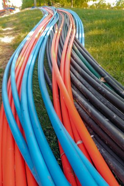 Yeraltında yüksek hızlı internet bağlantıları kurmak için fiber optik kablolar.