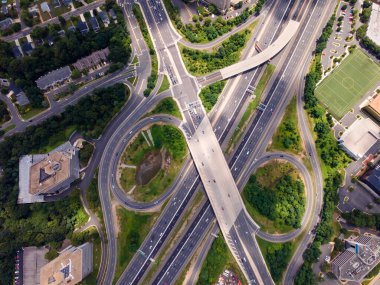 Yoğun Otoyol Kavşağı 'nın Hava Görüntüsü. Virginia banliyösündeki modern ulaşım ağı.