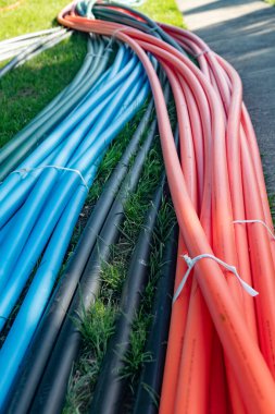 İletişim hatları için plastik kablo kanalları. Açık hava geniş bant yayılımı.