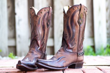 Batı Çizmesi Yakın Çekimi. Teksas tarzı çiftlik ortamında kırsal kovboy kıyafetleri..