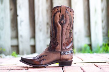 Batı Çizmesi Yakın Çekimi. Teksas tarzı çiftlik ortamında kırsal kovboy kıyafetleri..