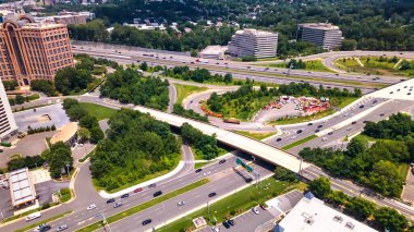 Kesişen yollar ve ofis binaları. Amerika 'nın banliyölerinde ulaşım ve ticaret bölgesi.