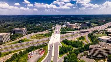 Kesişen yollar ve ofis binaları. Amerika 'nın banliyölerinde ulaşım ve ticaret bölgesi.
