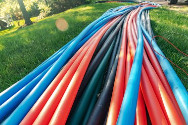 Yeraltı yüksek hızlı internet iletişimi için Fiber Optik kablolar döşülüyor.