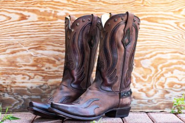 Zanaatkar Batı Çizmeleri Yakından. Kovboy tarzı el yapımı deri ayakkabılar..