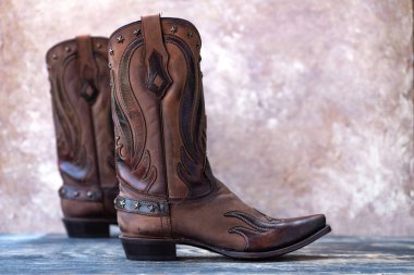 Modern Kovboy Tarzı Simgesi. El yapımı bot, geleneği çağdaş yeteneklerle harmanlıyor..