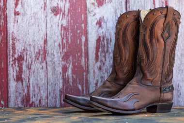 Modern Kovboy Tarzı Simgesi. El yapımı bot, geleneği çağdaş yeteneklerle harmanlıyor..