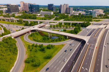 Tysons, Virginia 'nın modern şehir manzarası. Kentsel kalkınma ve otoyol altyapısı.