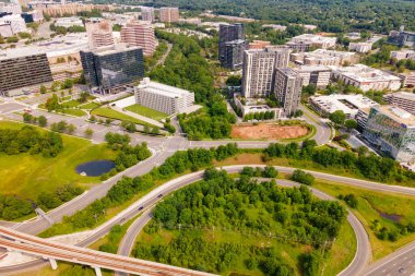 Tysons 'ın iş bölgesinin havadan görüntüsü. Yollar, binalar ve şirket ofisleri..