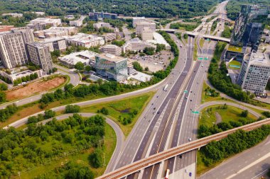 Tysonlar otoyol kavşağında ufuk çizgisi oluşturuyorlar. Şehir planlama ve ulaşım merkezi.