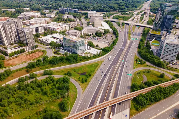 Tysonlar otoyol kavşağında ufuk çizgisi oluşturuyorlar. Şehir planlama ve ulaşım merkezi.