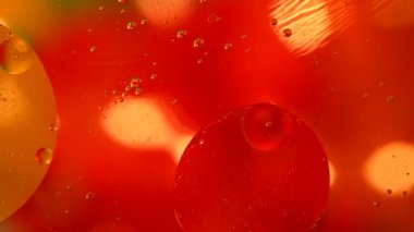 Kabarcıklı soyut sıvı turuncu renk. Makro atış. Dairesel hareket.