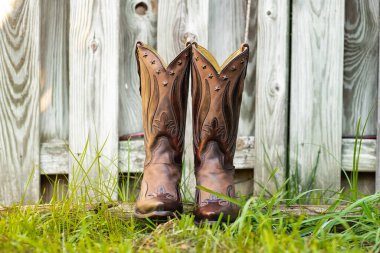 Kovboy çizmeleri. Kırsal alanda batı tarzı deri ayakkabılar..