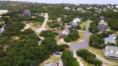 Avon, Kuzey Carolina 'nın hava manzarası. Evler, kanallar ve kasabanın yolları..