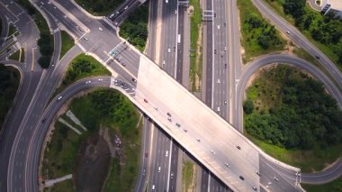 Virginia 'daki otobanın insansız hava aracı görüntüsü. 495 no 'lu otobanda seyahat ediyor. Tysons, VA 'da karmaşık trafik altyapısı.