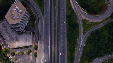 Tysonlar kavşakta ufuk çizgisi oluştururlar. Şehir planlama ve ulaşım merkezi. Kamera aşağı hareket ediyor.