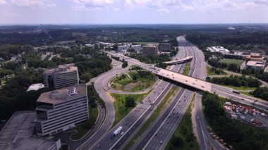 Virginia 'daki otobanın insansız hava aracı görüntüsü. 495 no 'lu otobanda seyahat ediyor. Tysons, VA 'da karmaşık trafik altyapısı.