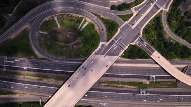 Virginia 'daki otobanın insansız hava aracı görüntüsü. 495 no 'lu otobanda seyahat ediyor. Tysons, VA 'da karmaşık trafik altyapısı.